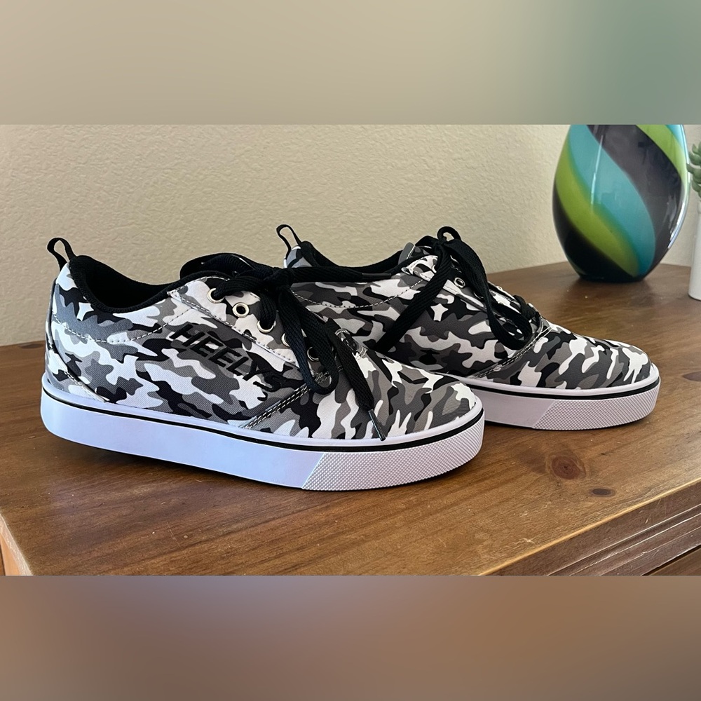 NWOB Heelys Girls Sz 7 Wheeled Skate Shoes Sneakers 
Charcoal/Grey Cami Laceups